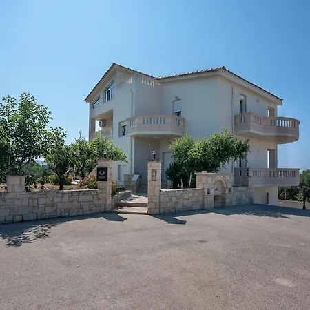 Nyaraló Tonia's Residential *